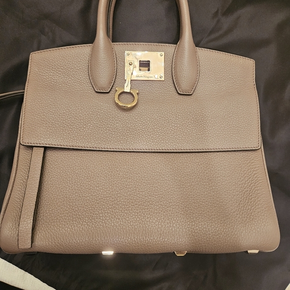 Elegant Taupe Leather Handbag - Picture 1 of 7